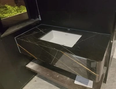 Černý Mramor Se Zlatými Desky