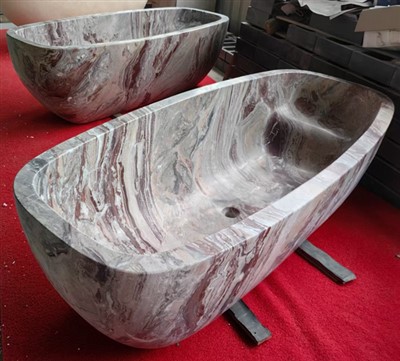 Vana z červeného mramoru