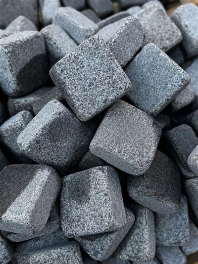 Tromlovaná černá žula